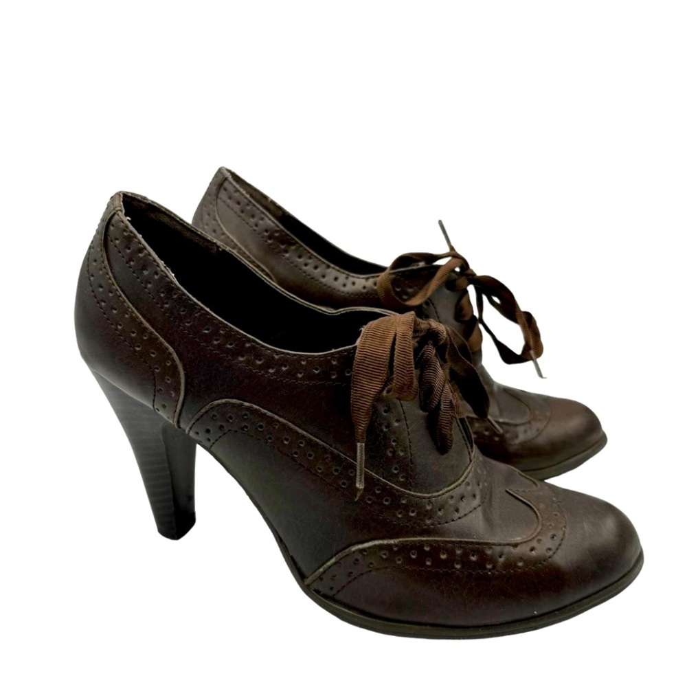 Maurice’s woman’s brown wingtip oxford.                               154